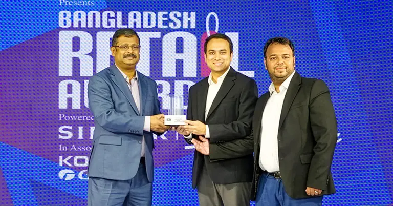 অ্যাওয়ার্ড গ্রহণ করছে গোল্ড কিনেন